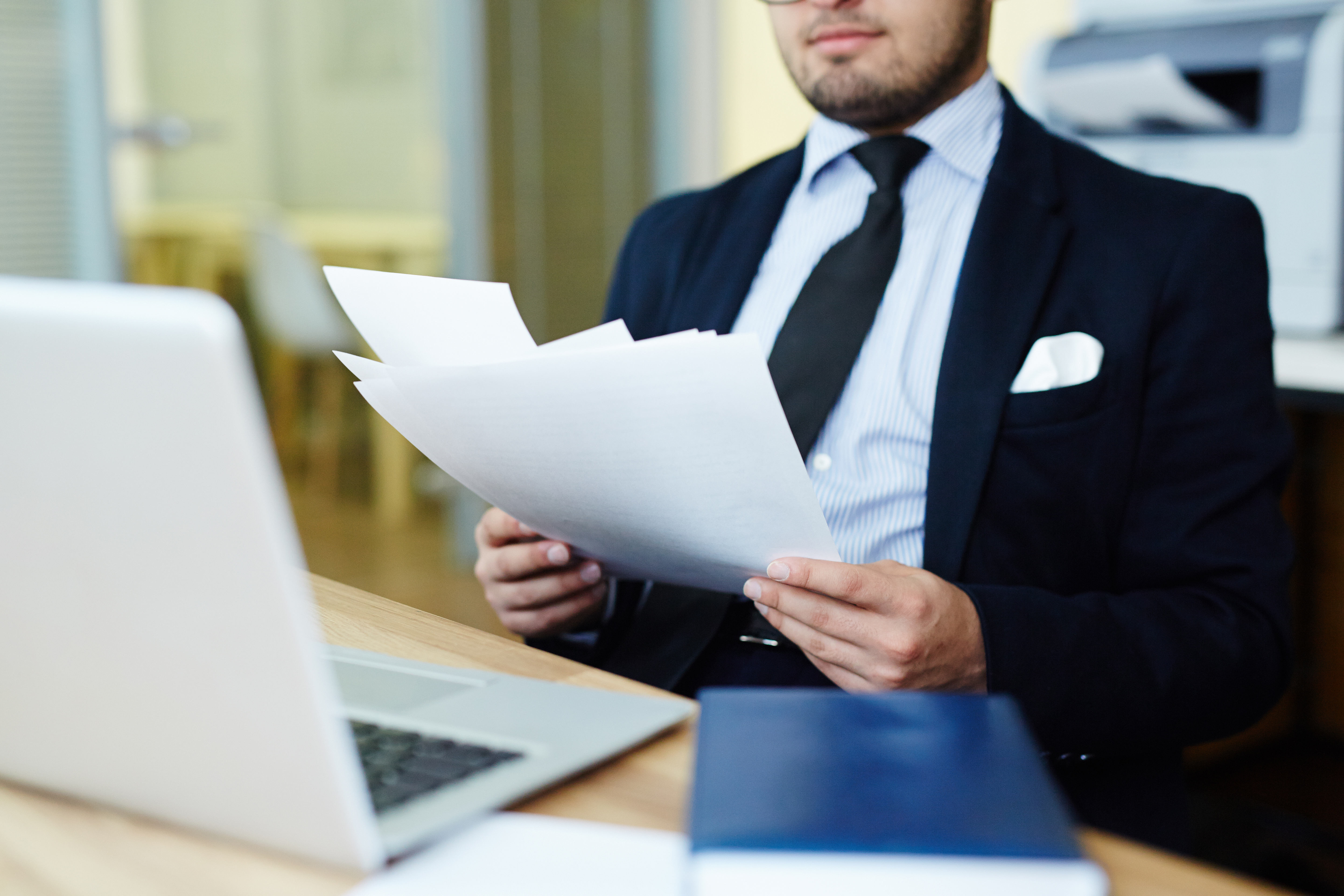 Documentos legales y contrato laboral sobre un escritorio