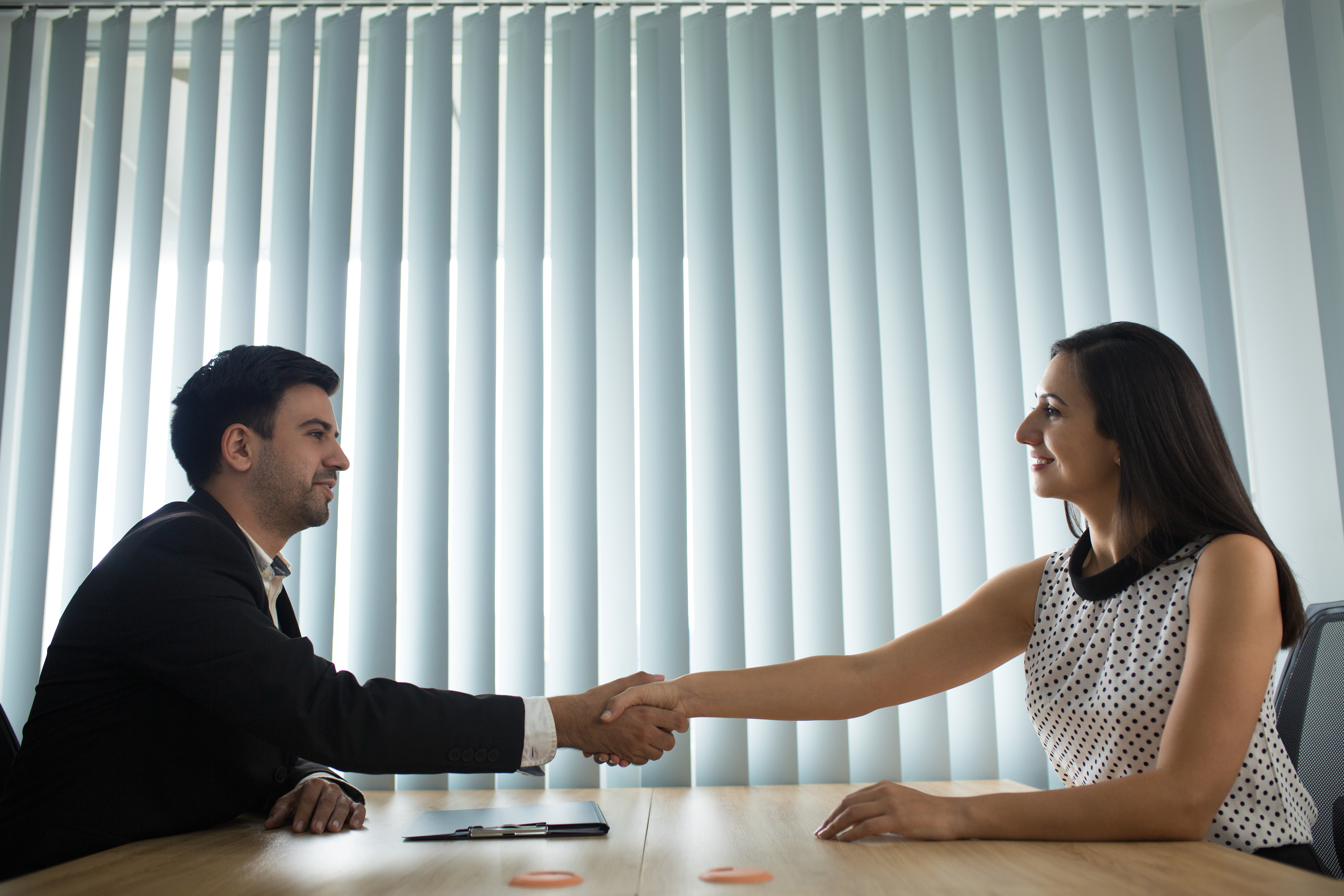 Reunión de negociación entre empleador y colaborador